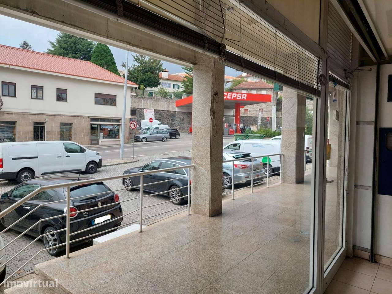 Espaço Comercial com 2 pisos para venda em Lordelo , Paredes-2