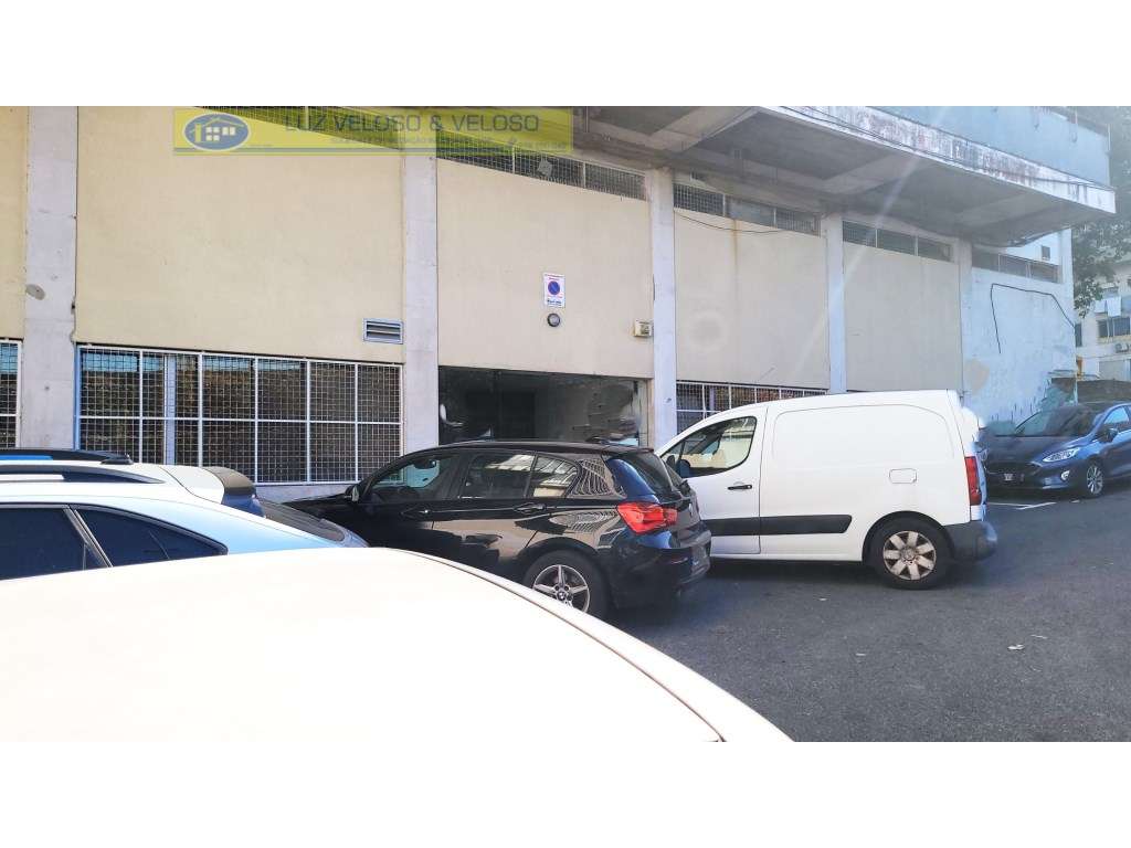 Armazém de 3 pisos, 3 entradas, 1118 m2, nas Olaias, Lisboa-6