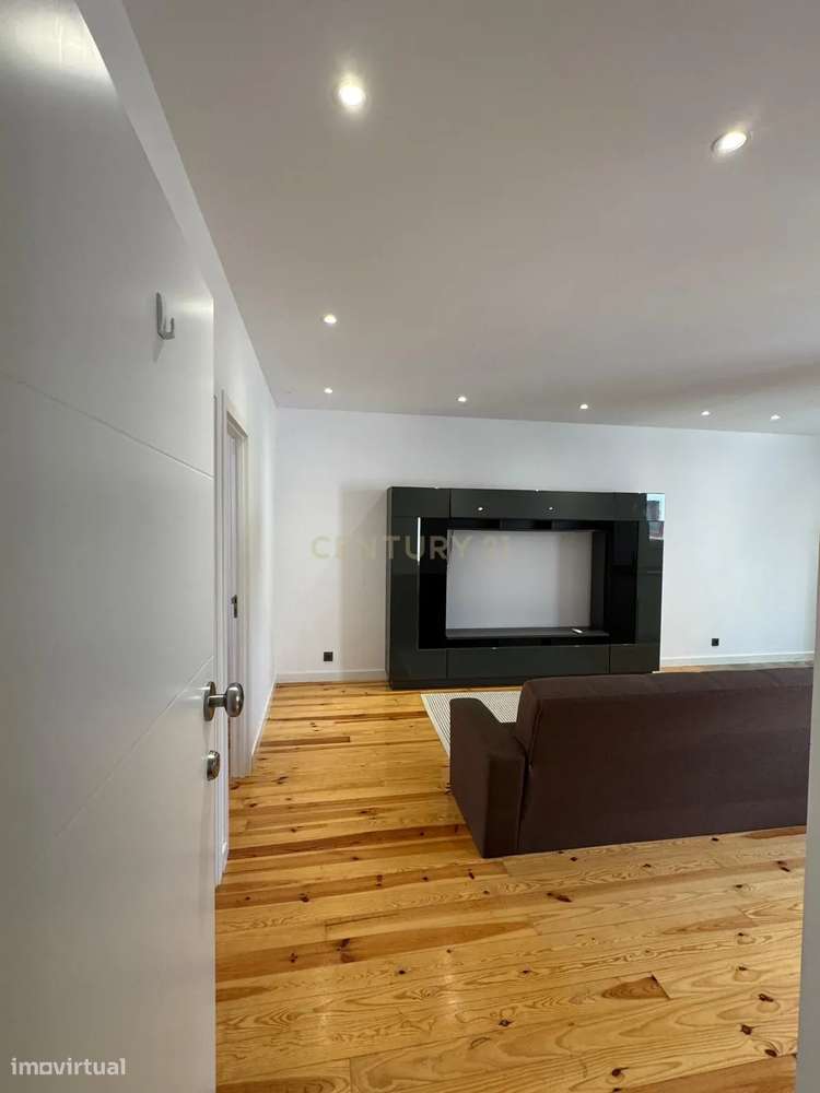 T2 Renovado no centro do Porto – Acesso direto a pátio + arrumo com lu-6