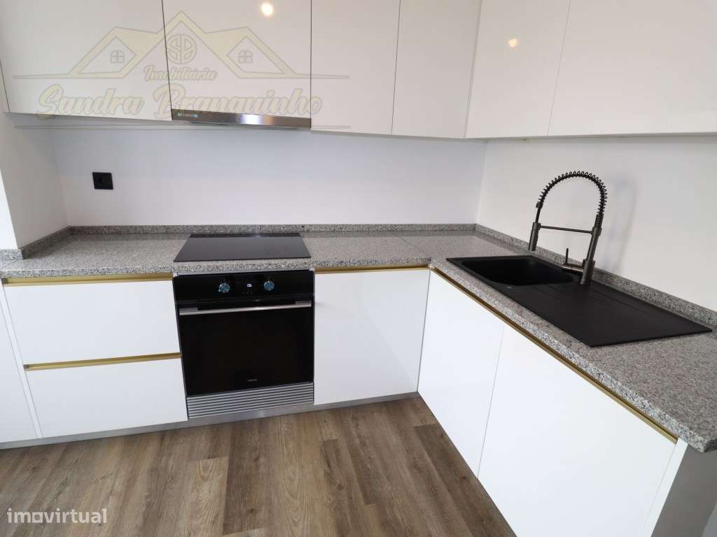 Apartamento T2 RENOVADO em Santa Cruz-30