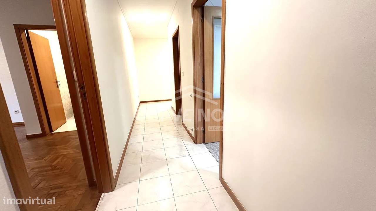 T2 c/ Varanda e Lugar de Garagem em Pedroso-20