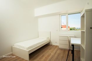135274 - Quarto com cama de solteiro, em apartamento com 7 quartos...