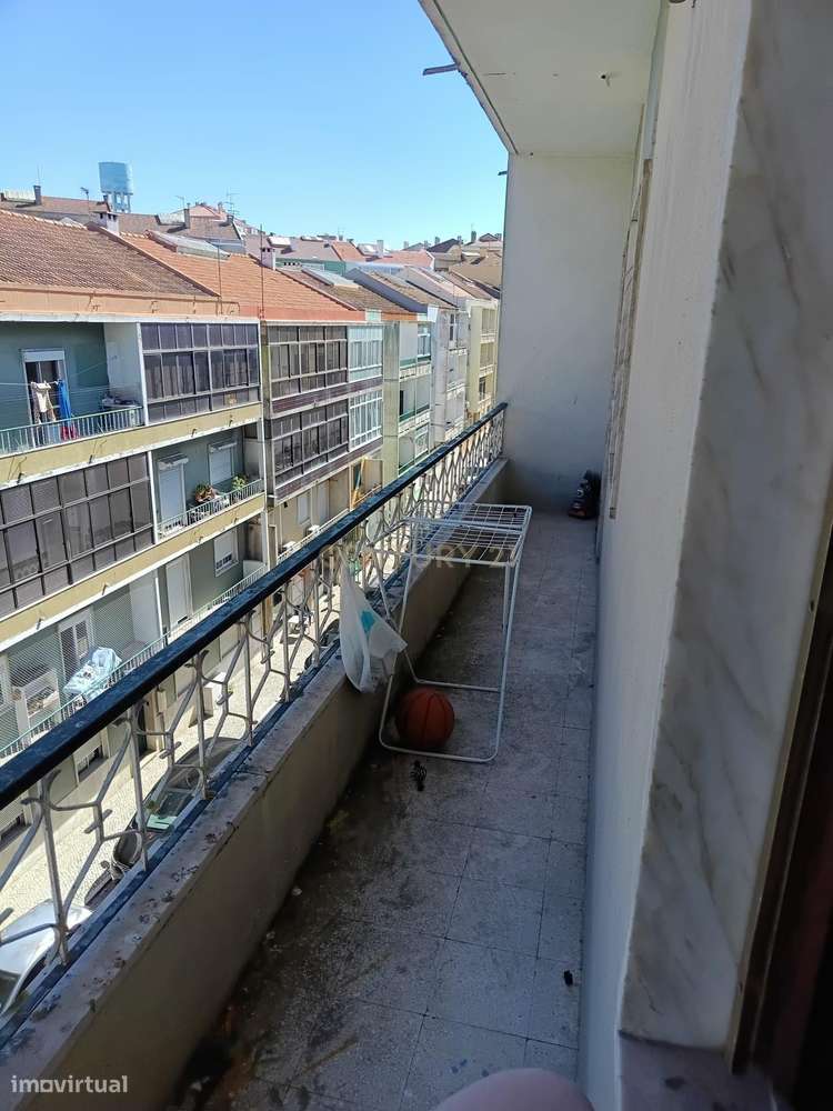 T3 com Sótão Amplo e Potencial para Duplex — Torre da Marinha-16