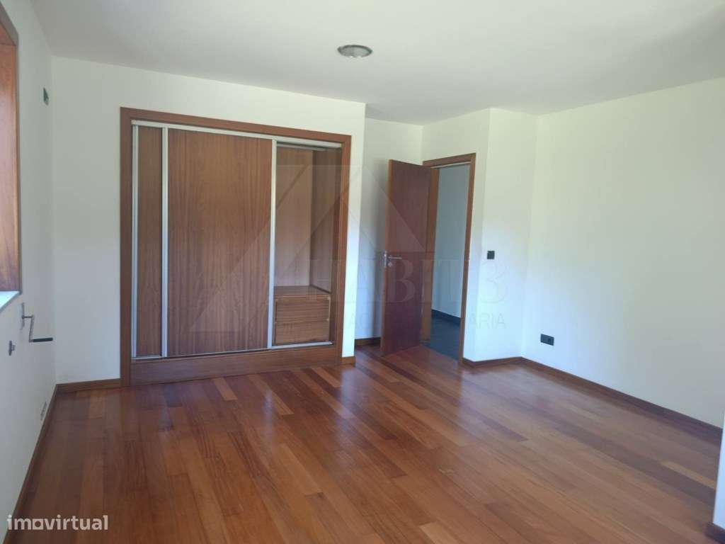 Moradia com terreno envolvente, espaços amplos e excelente potencial-35