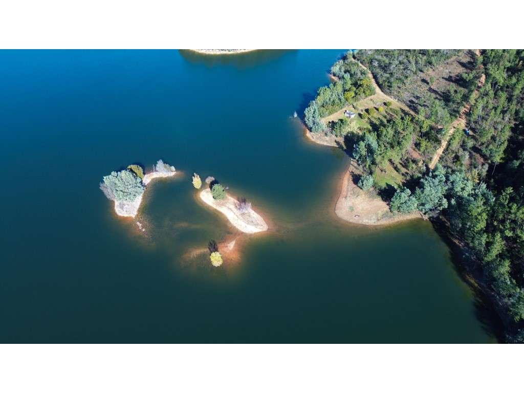 Moradia com grande potencial a 500 m da Albufeira de Castelo de Bode-38
