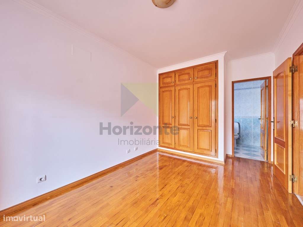 Moradia T4 com Excelente Localização-16