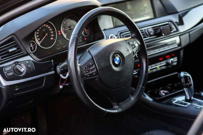 BMW Seria 5 525d xDrive Touring - 13