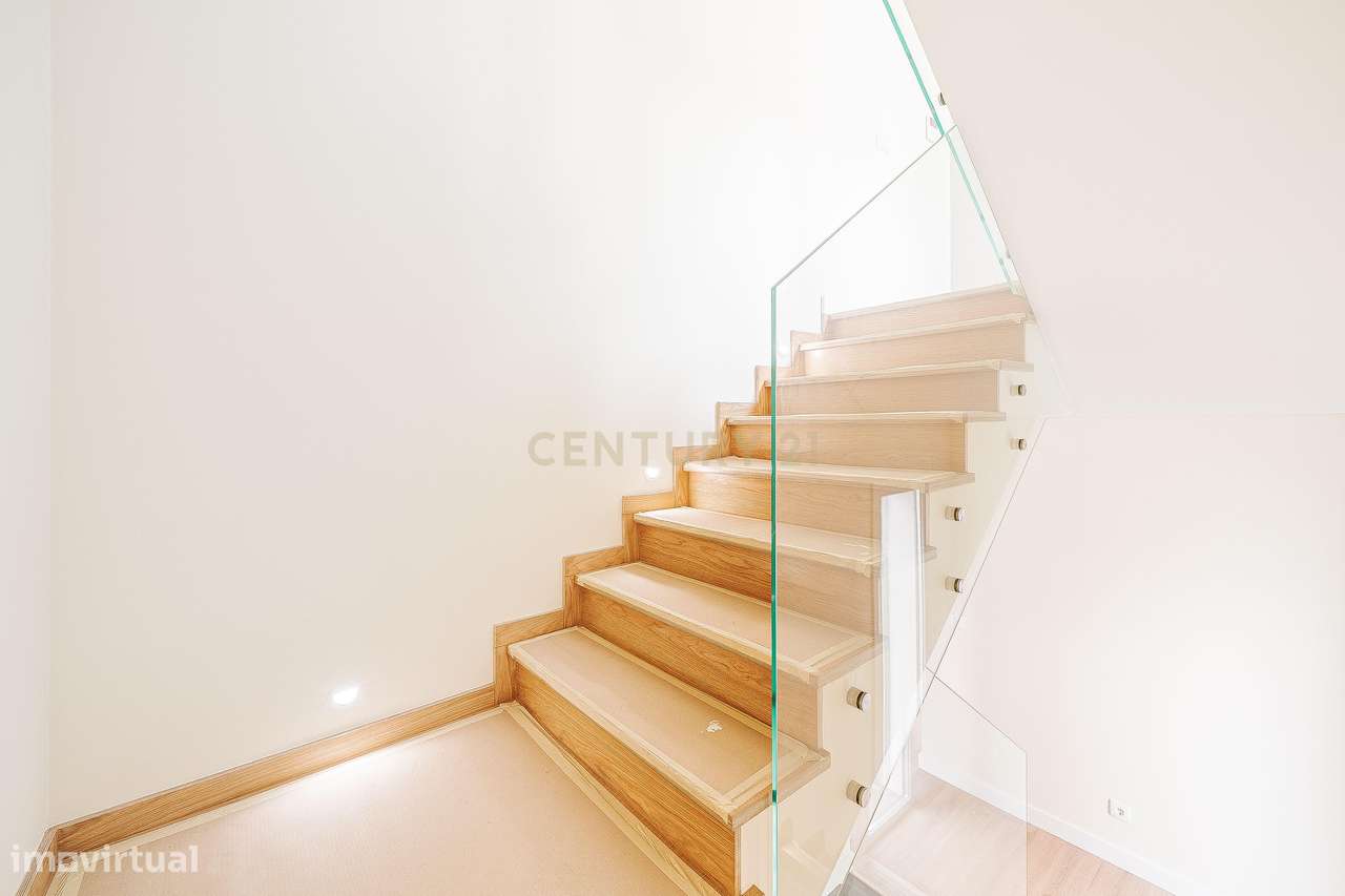 Moradia T4+1 Contemporânea com Piscina-42