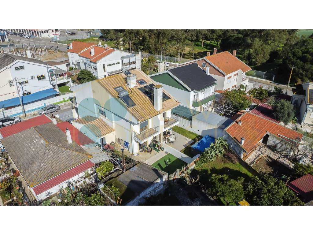 Moradia T2+2 com garagem e jardim, a dois passos do Parque do Serra...-48