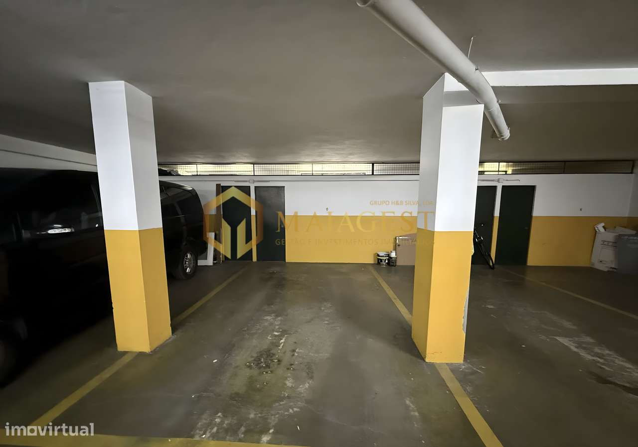 Apartamento T2 Renovado na Madalena com Garagem e Arrumos-32
