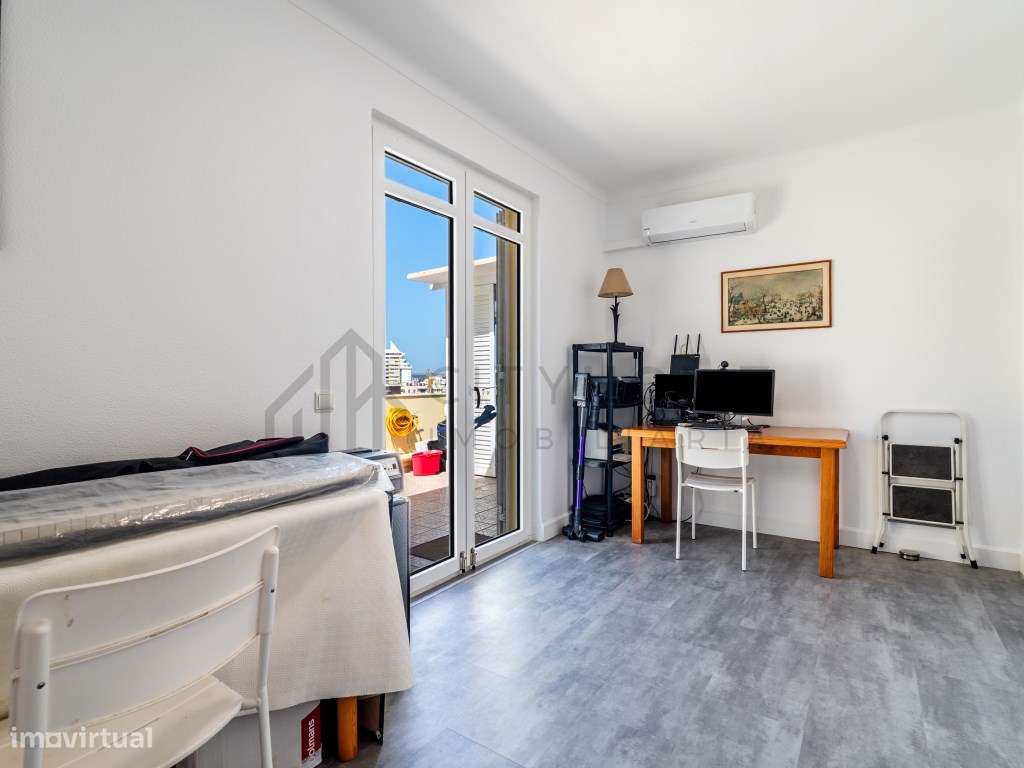 Apartamento T3 Duplex Renovado com Vista Mar-22
