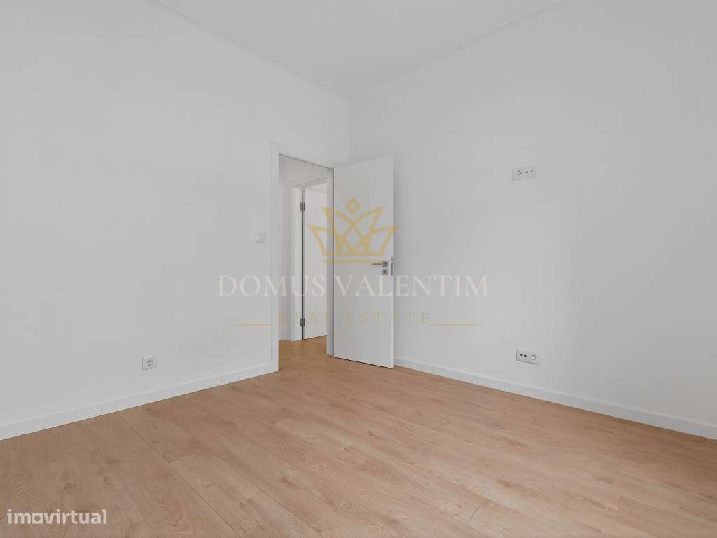 T2 Totalmente Remodelado em Almada - Conforto e Modernidade-9