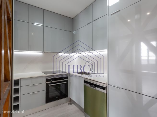 APARTAMENTO T2 RENOVADO, PRÓXIMO DO JARDIM DO PRÍNCIPE REAL-1