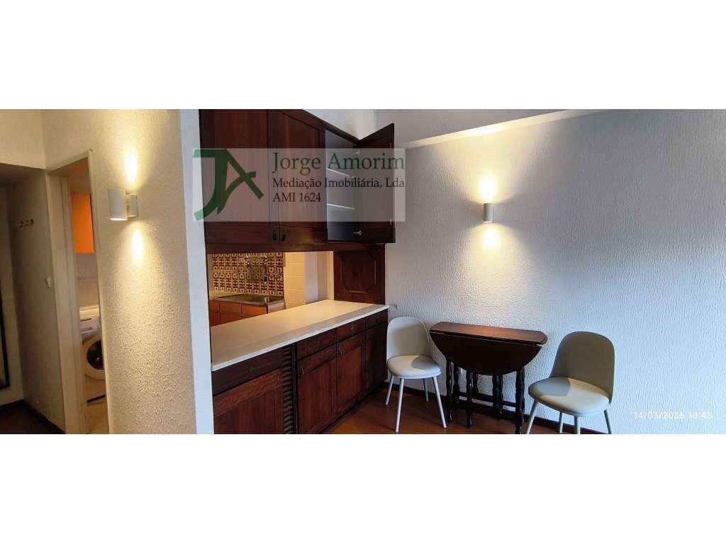 Arrenda-se T1 a 200 metros da Rua da Constituição.
Transportes púb... - Grande imagem: 4/11