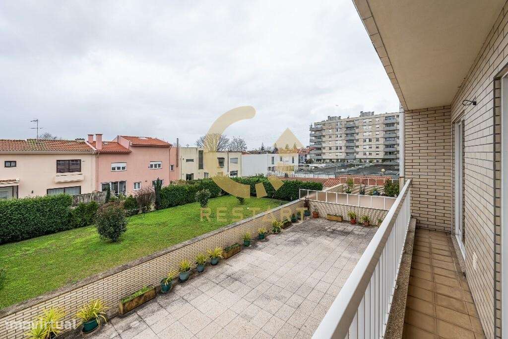 Apartamento T3 com excelente exposição solar, box fechada e junto ao m-30