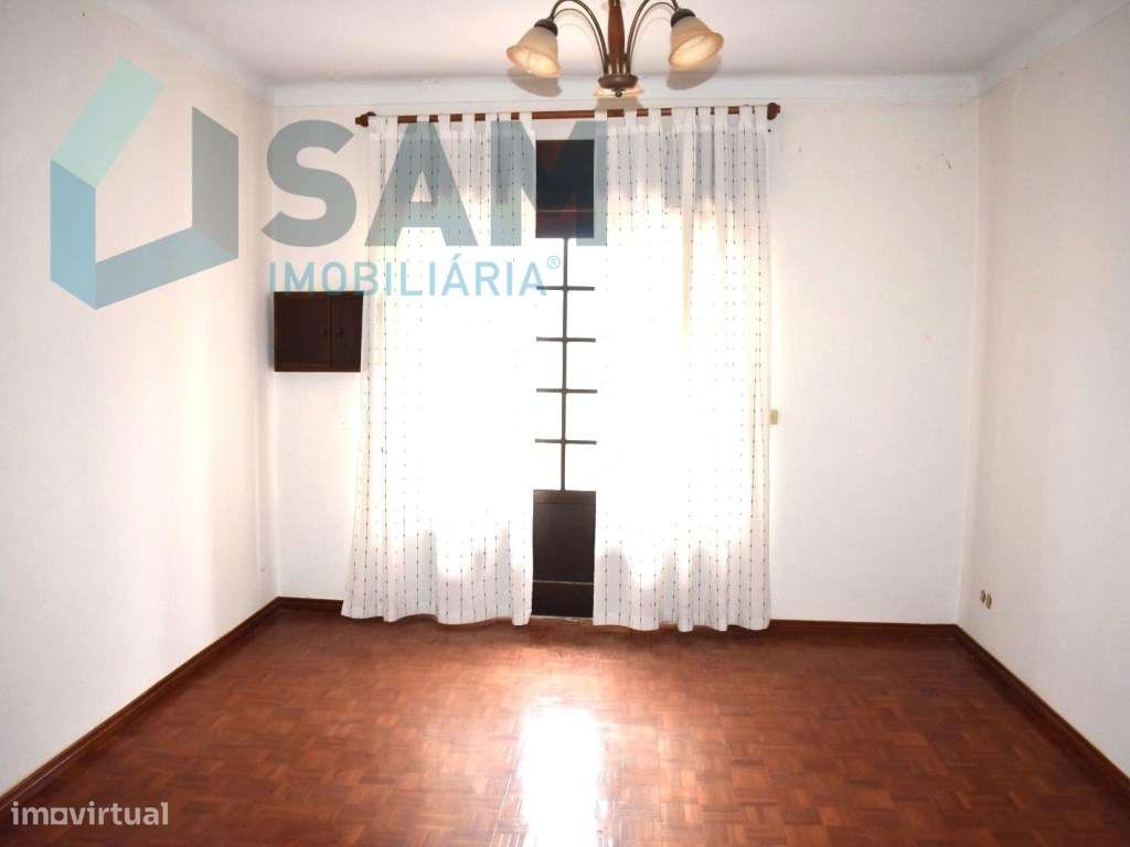 Moradia T4, localizada em Maxial-20