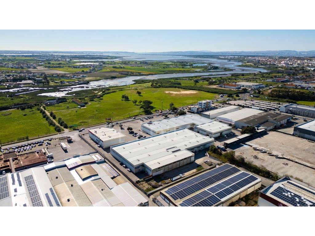 Armazém para arrendar na Estrada do Pau Queimado, no Montijo - Grande imagem: 3/26