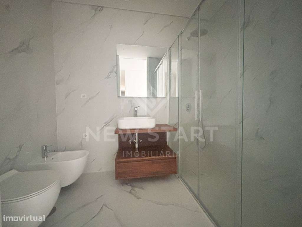 Apartamento T2 Moderno com Varanda e Piscinas no Condomínio Del Mar...-9