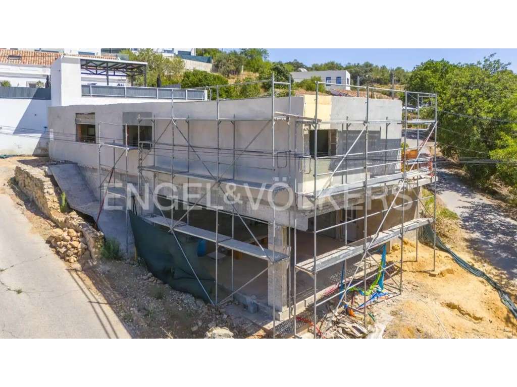 Moradia com piscina aquecida e elevador - Grande imagem: 3/16