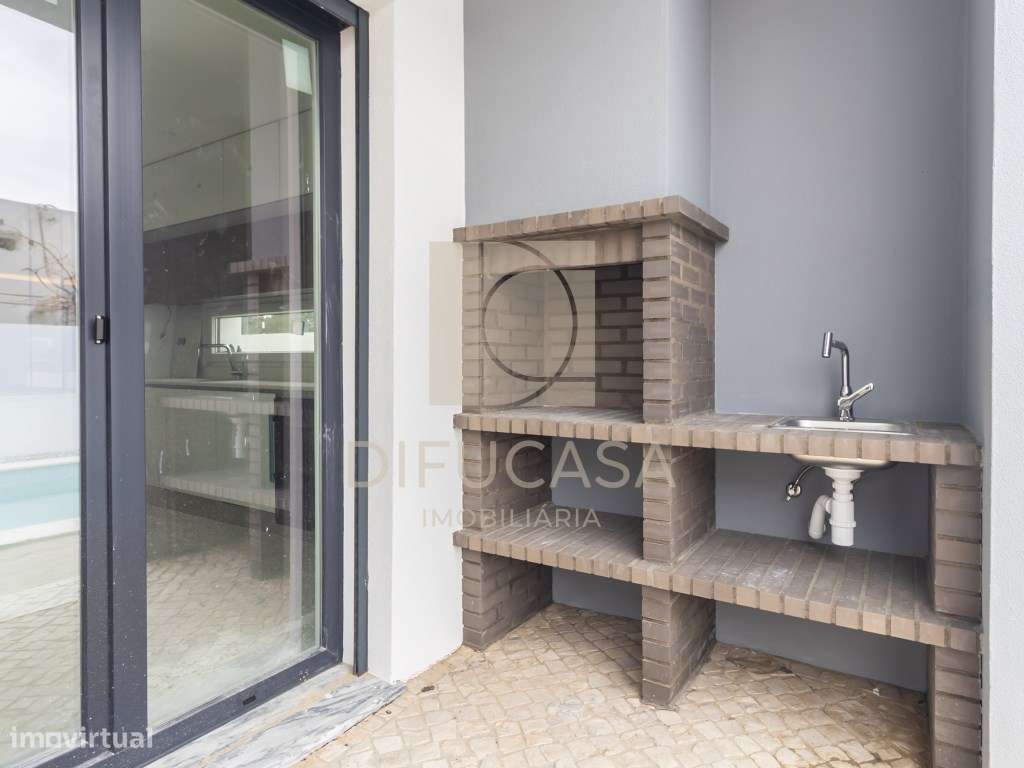 Moradia Isolada T4 c/ Piscina e Garagem-8