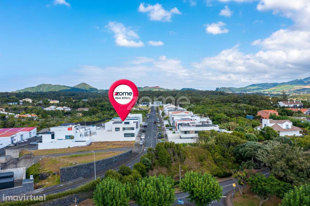 Moradia T3 Nova com Terraços Panorâmicos e Vista Mar na Atalhada-43
