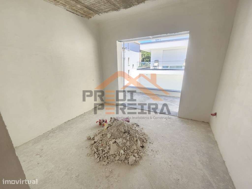 Moradia T4 em fase de construção, situada no Bairro Casal São Sebas...-5