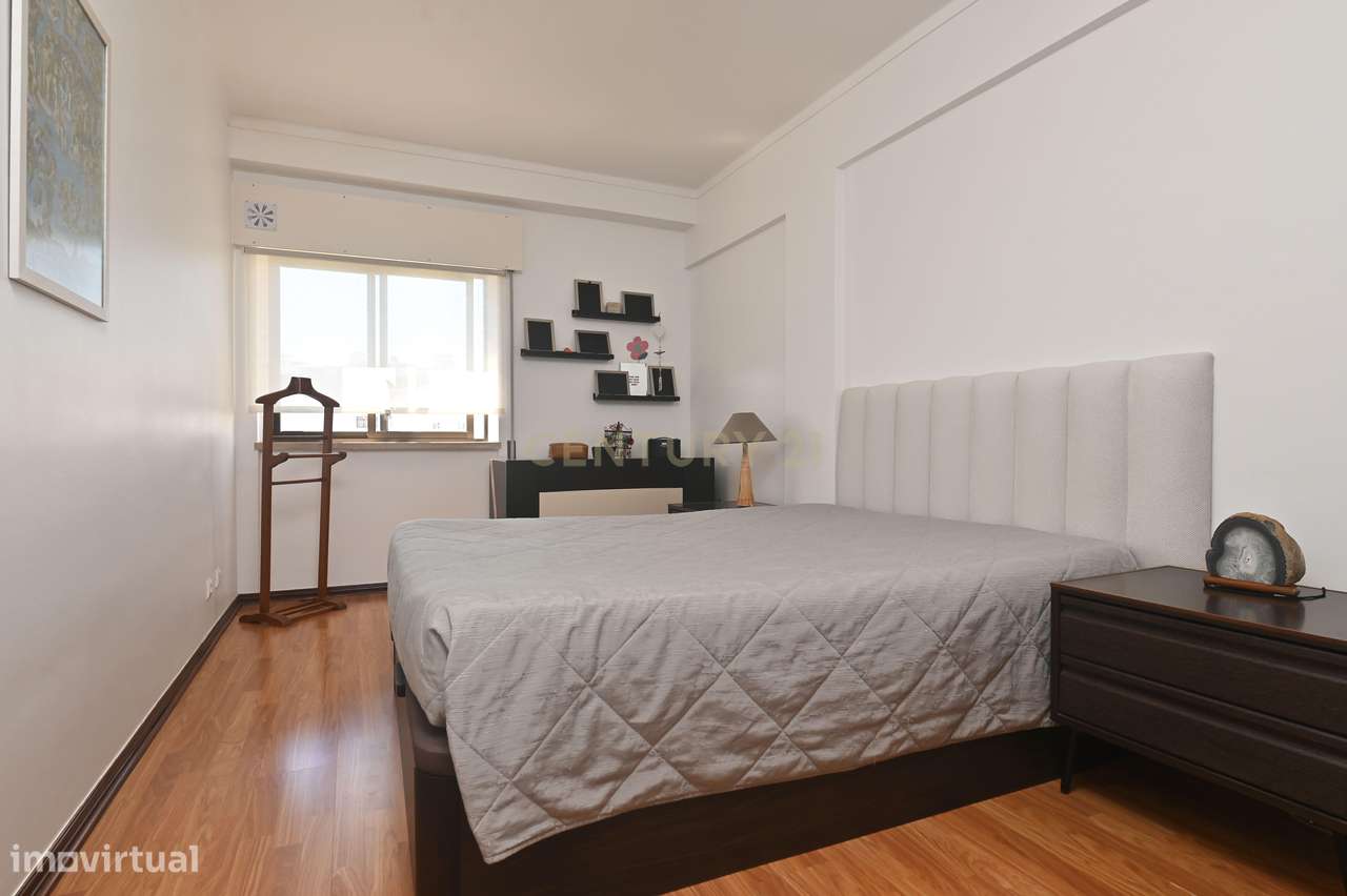 Apartamento T3 semi-remodelado, luminoso e pronto a habitar, na Rincho-16