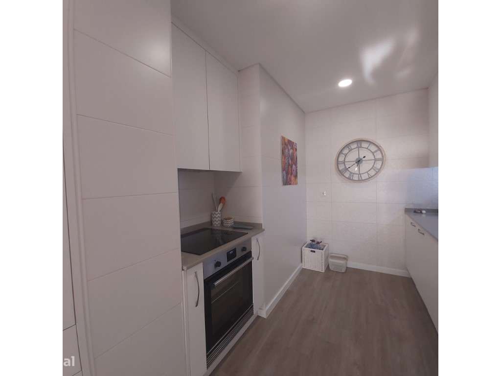 T2 remodelado em condomínio com piscina e campo de ténis-23