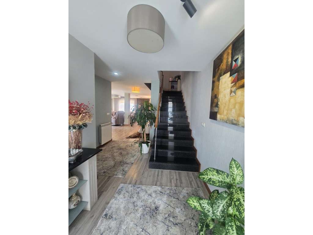 Moradia Gaveto T3 mais escritório e um apartamento T2-10