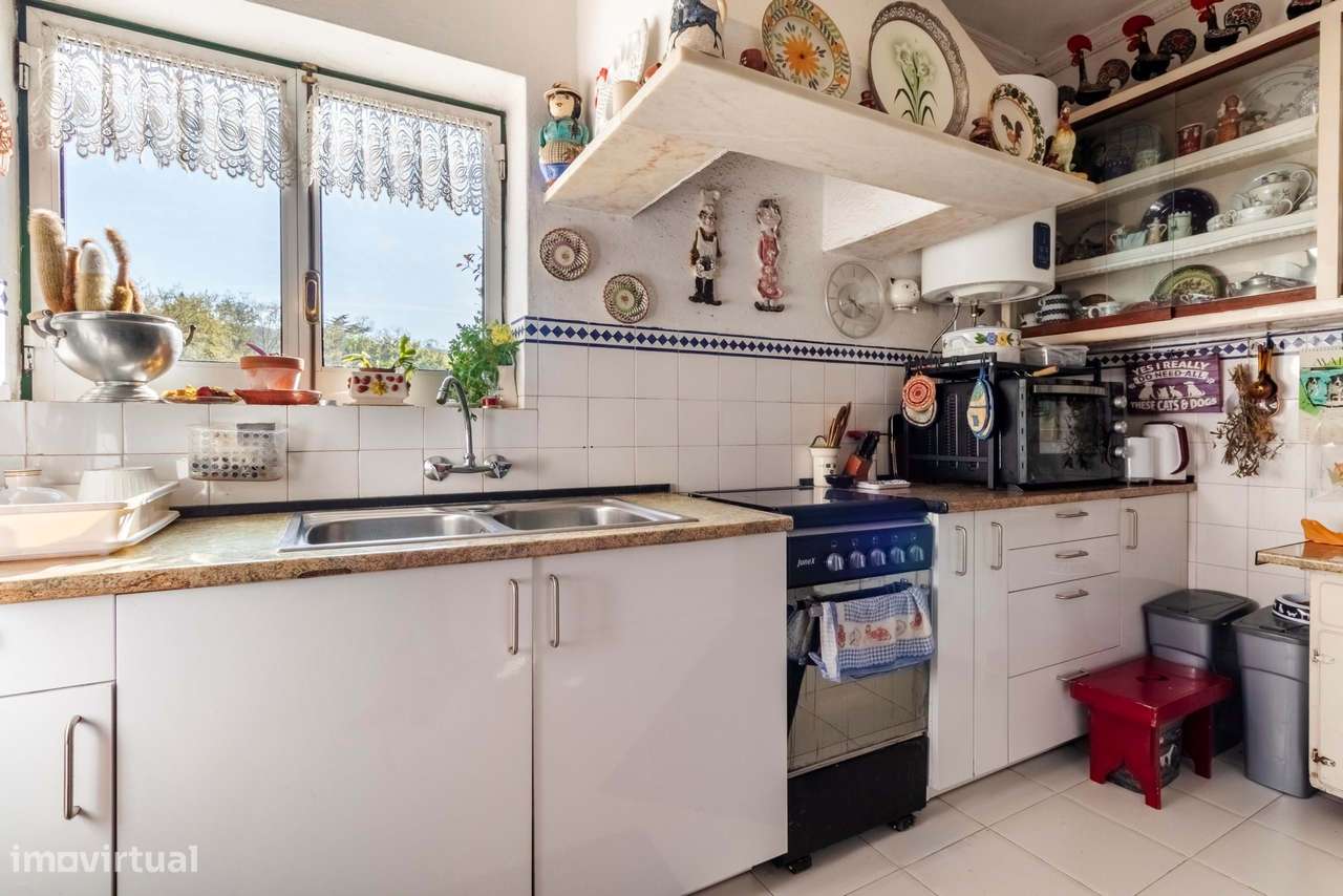 Moradia T6 c/ Terreno de 1600m2 c/ Piscina, Garagem e Anexos em Colare-31