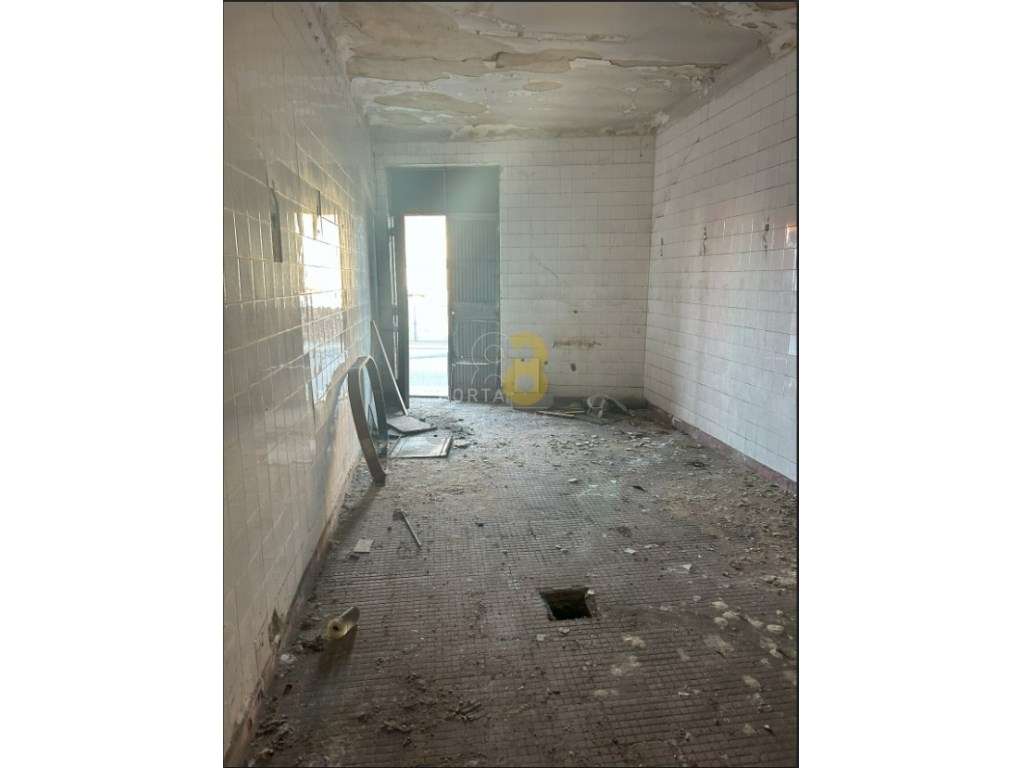 Armazém para Remodelação com Grande Potencial - Milheirós, Maia-16