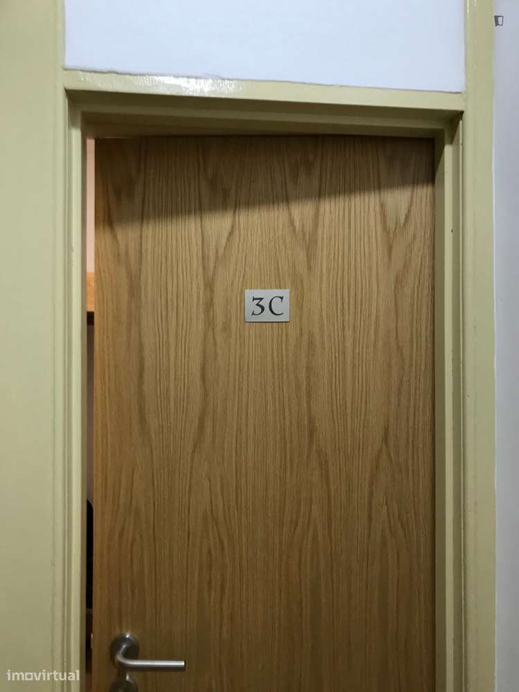 Quarto - localizado em Baixa Coimbra - Grande imagem: 2/10