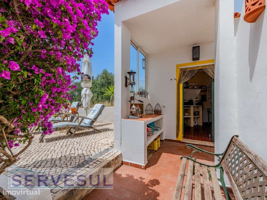 Charmosa moradia de 2 quartos de 121 m², inserida num terreno com 2...-27