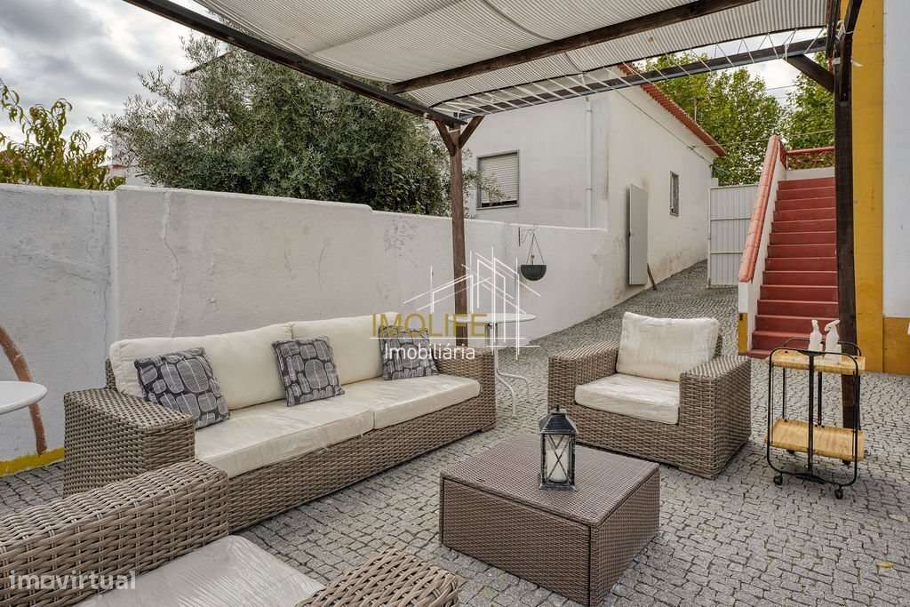 Excelente Moradia com dois pisos no centro do Vimieiro-4