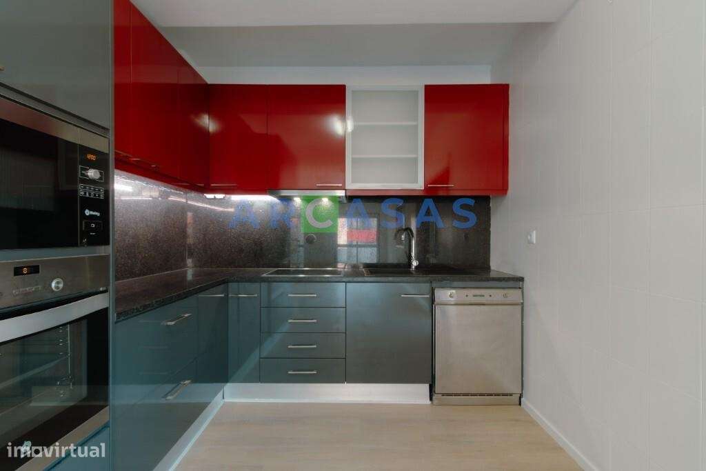 Apartamento T2 renovado, com lugar de garagem e varanda em Baguim do M-9