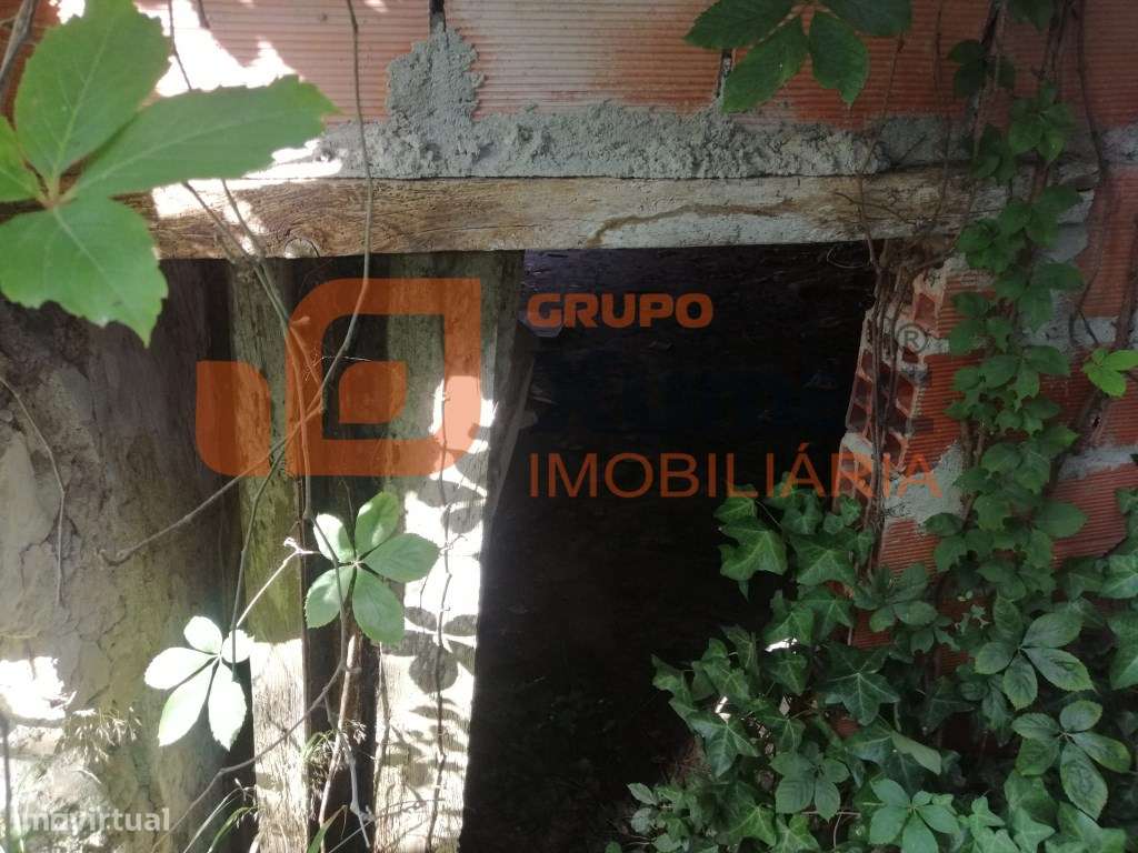 Imóvel para recuperação total no centro do Olho Marinho- Óbidos-5