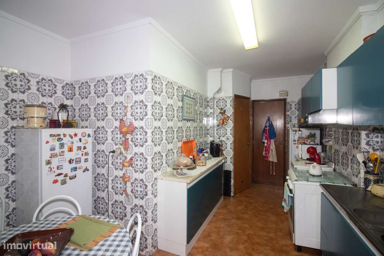 Espaçoso Apartamento T4 na Prestigiada Portela de Sacavém-6