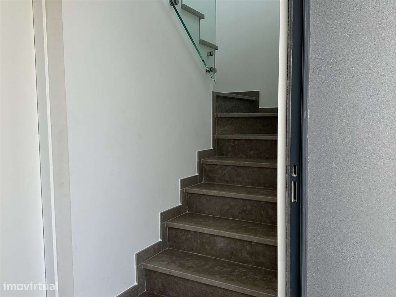 Moradia Unifamiliar de Luxo com Piscina e Jardim-5