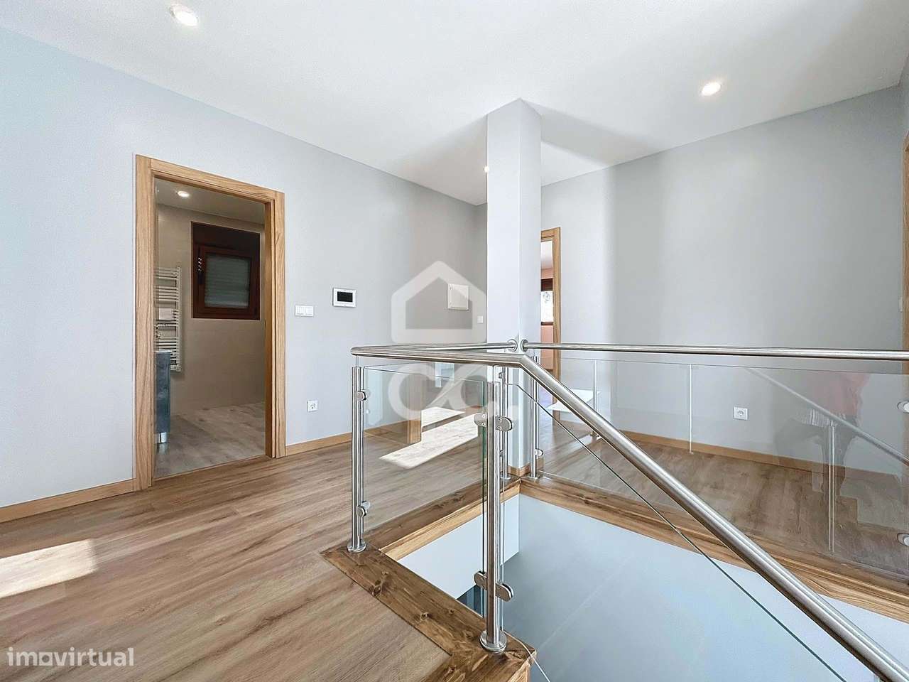 moradia com dois pisos, com três quartos, nova, isolada,  a cinco minu - Grande imagem: 5/39