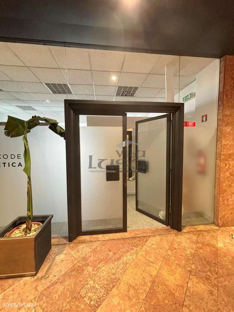 Loja no Centro Comercial Brasilia com vista para a Rua - Grande imagem: 2/21