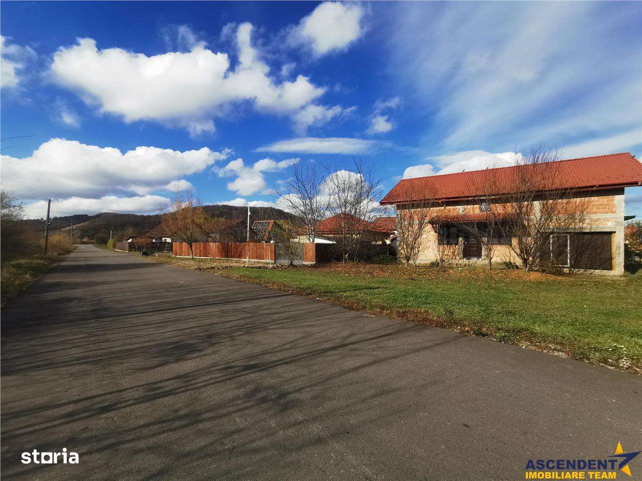 Casa la rosu cu 3 dormitoare, garaj si bransamente utilitati, Harman - Imagine principală: 4/19