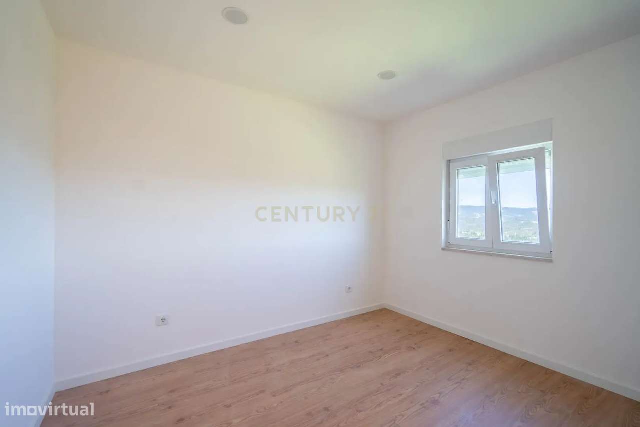 Moradia T3 de dois pisos com terreno totalmente renovada a cinco minut-32