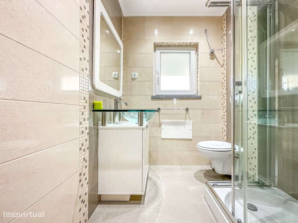 Vende-se moradia T8 junto á Praia da Assenta-12