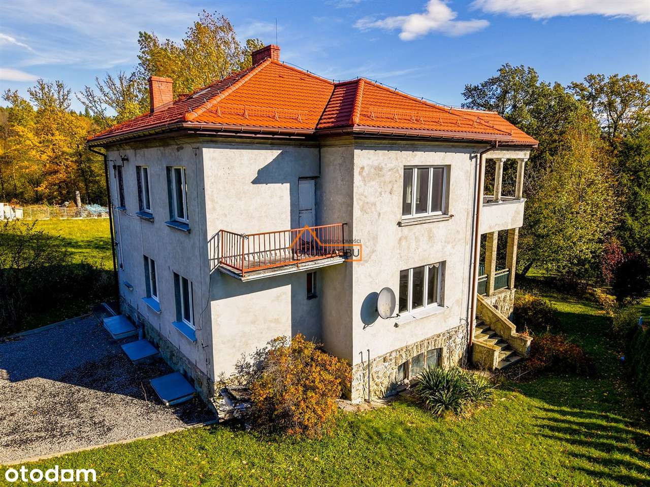 Willa na obrzeżu kompleksu leśnego.-9