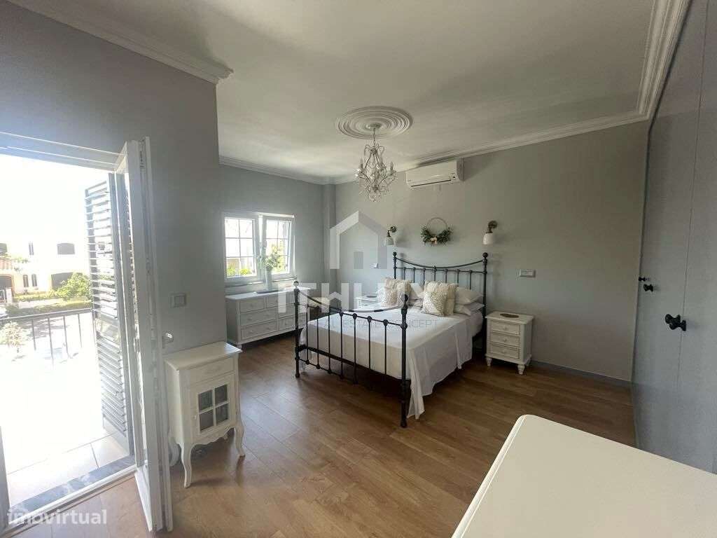 Villa de luxo impecavelmente apresentada com piscina e jardins em Tavi-25
