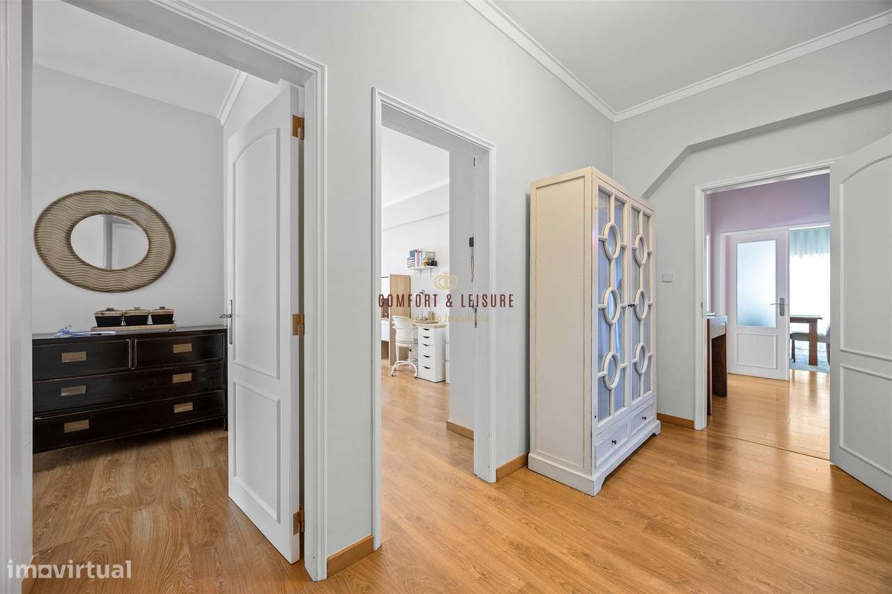 Apartamento com 4 quartos, 2 wc, parqueamento e arrecadação na Ramada,-43