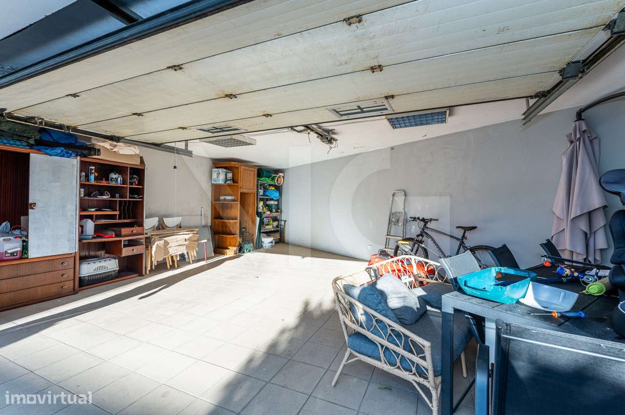 Moradia T4 com pátio, jardim e garagem em Covelas - Trofa-46