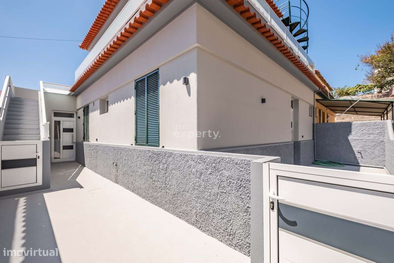 Edifício renovado T2+T2+T1 com vista mar no Funchal, Madeira