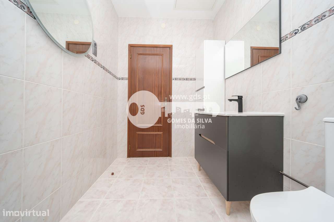 Moradia T3 com estabelecimento comercial em Dume, Braga-15