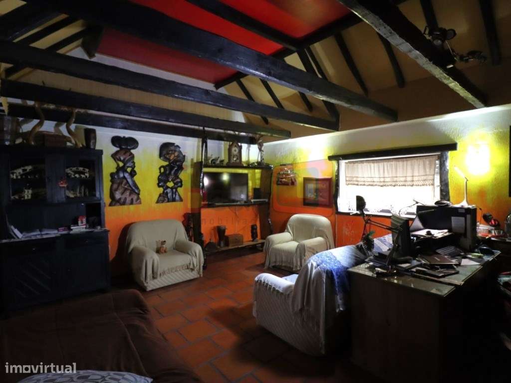 TERRENO COM CASAS - SARILHOS GRANDES-28